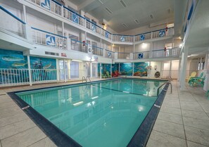 Alberca techada y alberca al aire libre