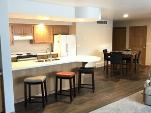 Dining - 5th Steele Place, LLC - Downtown Algoma Condos: Overnight or Extended Stays (Algoma)