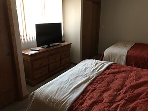 2 bedrooms, iron/ironing board, WiFi, bed sheets - 5th Steele Place, LLC - Downtown Algoma Condos: Overnight or Extended Stays (Algoma)