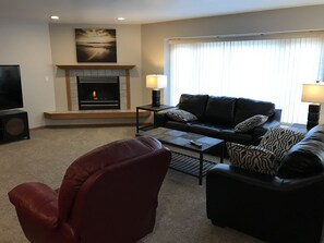 Smart TV, fireplace - 5th Steele Place, LLC - Downtown Algoma Condos: Overnight or Extended Stays (Algoma)