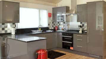 Lavavajillas y trona infantil