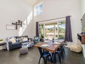 Smart TV, libros y estéreo 