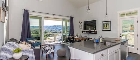 Smart-TV, bøker og stereoanlegg