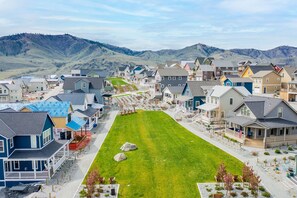 Exterior - Arroyo at Lake Chelan Lookout Vacation Rentals features a Carriage House (Chelan)