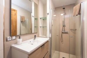 Secadora de cabello, toallas, jabón, papel de baño 