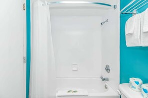 Combined shower/bathtub, hair dryer, towels, shampoo - Landmark 708 (Myrtle Beach)