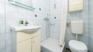 A bathroom with a white sink, a bathtub, and a toilet. - Guesthouse Home Sweet Home - Double Room with Shared Terrace (Dubrovnik)