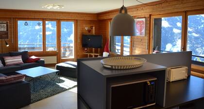 Extérieur : appartement pour 8 personnes au 2ème étage, balcon. -Intérieur : 115 m2, hall d'entrée,