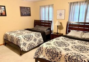 3 habitaciones, escritorio, tabla de planchar con plancha y wifi 