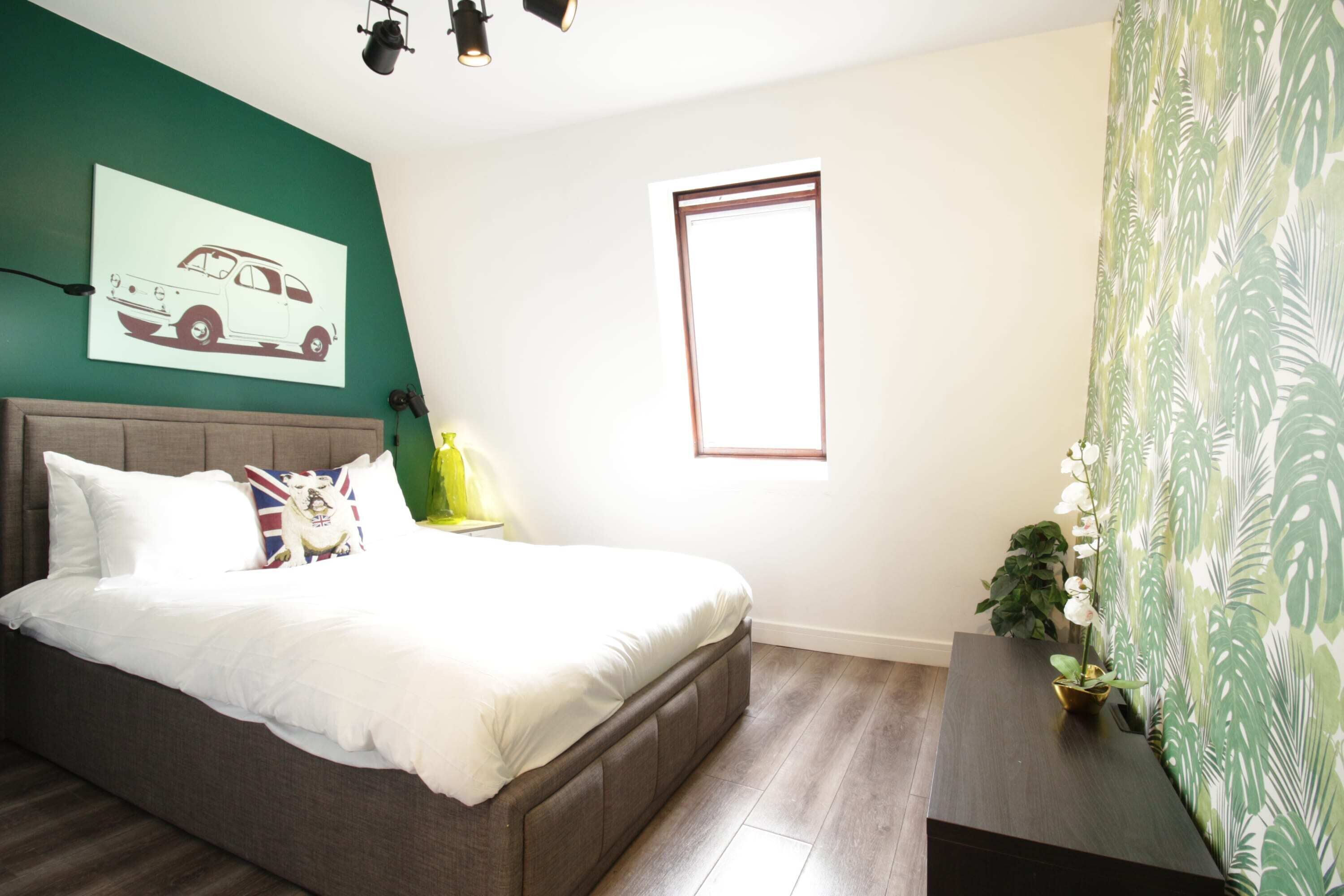 1 chambre, bureau, fer et planche à repasser, draps fournis