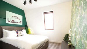 Ein Schlafzimmer mit einem Bett, einem Nachttisch, einem Fenster und einer Wand mit einer Auto-Illustration.