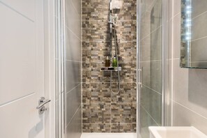 Dusche, Haartrockner, HandtĂŒcher