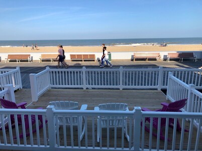 Beach Cottage 1Bed/1Bath Fully Renovated on the Boardwalk