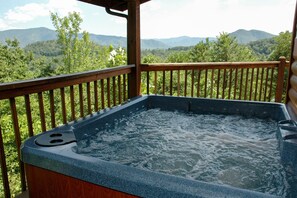 Outdoor spa tub - Hiker's Point - Cabin In The Smokies (Sevierville)