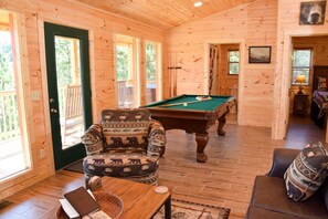 Game room - Little Feather - 1 Level Cabin (Sevierville)