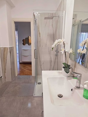 Doccia, asciugacapelli, bidet, carta igienica