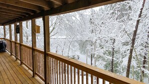 Property grounds - Scenic Cabin on Private Lake Next to Smoky Mountains National Park Near Gatlinburg & Pigeon Forge (Sevierville)