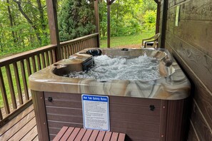 Outdoor spa tub - Boundary Haven - Great New Hot Tub, Firepit In Beautiful Wears Valley Bordering National Park! (Sevierville)