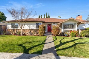Exterior - Luxurious & cozy Large 4 BR 2BA Home with Swimming POOL- San Jose Cambrian area (San Jose)