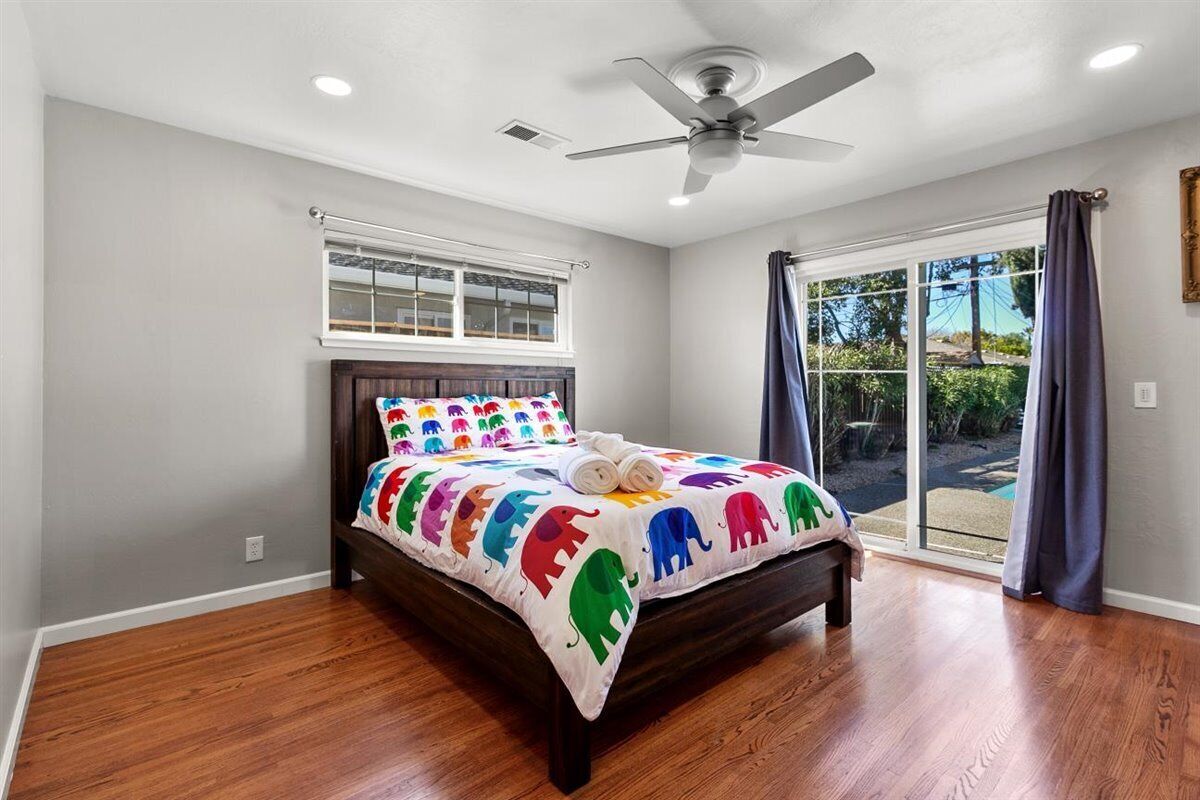 4 bedrooms, desk, iron/ironing board, travel crib