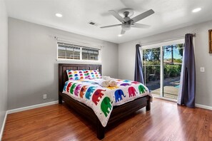 4 makuuhuonetta, työpöytä, silitysrauta/-lauta, vauvan matkasänky