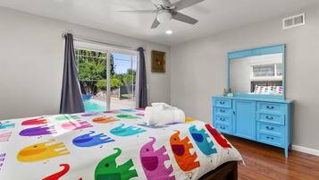 4 habitaciones, escritorio y tabla de planchar con plancha