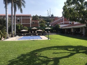 Alberca al aire libre y alberca climatizada