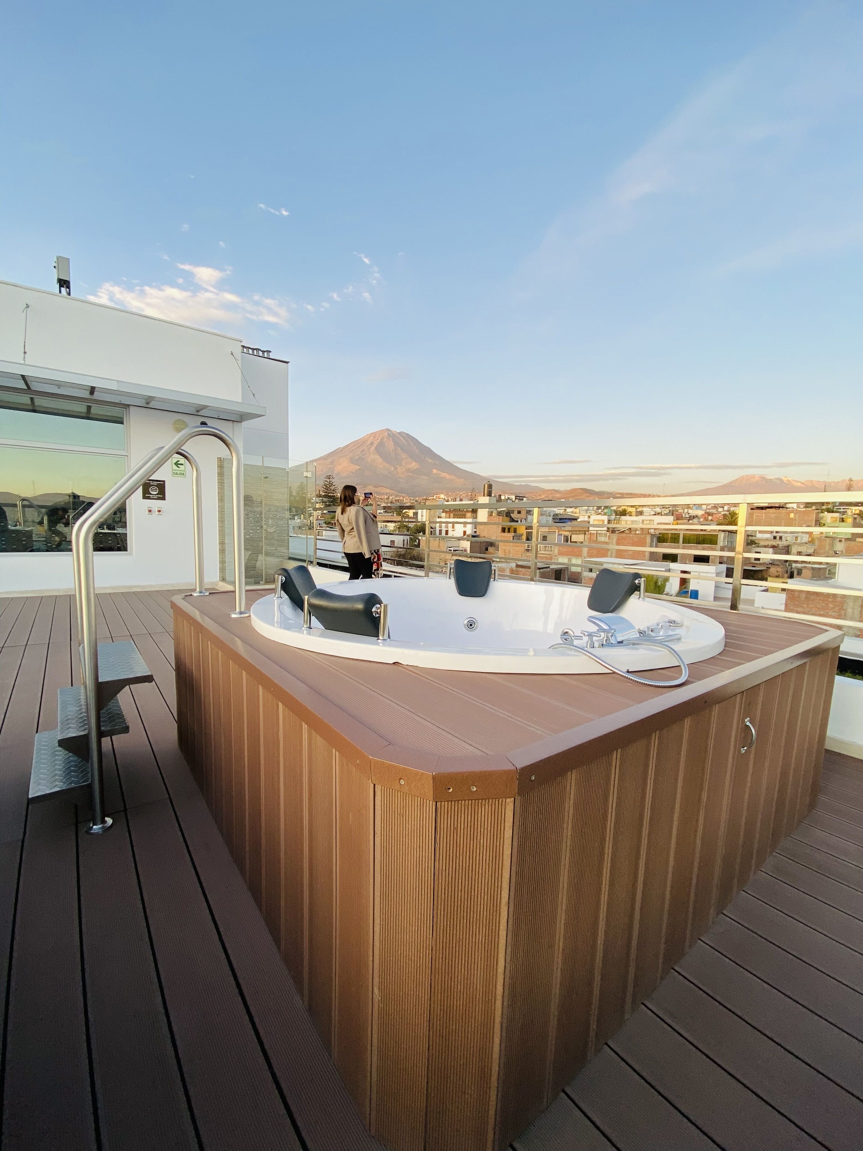 Uma banheira de hidromassagem em um deck com vista para a montanha.