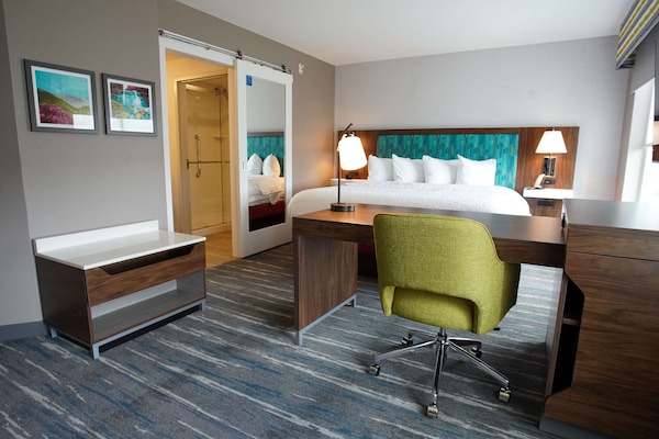 Studio, 1 King Bed, Non Smoking, Refrigerator & Microwave (Wet bar) | Free wired internet, bed sheets