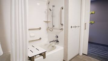 Un baño con bañera, ducha e inodoro.