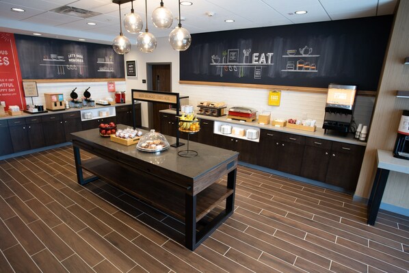 Free daily buffet breakfast - Hampton Inn & Suites St. Clairsville (St. Clairsville)