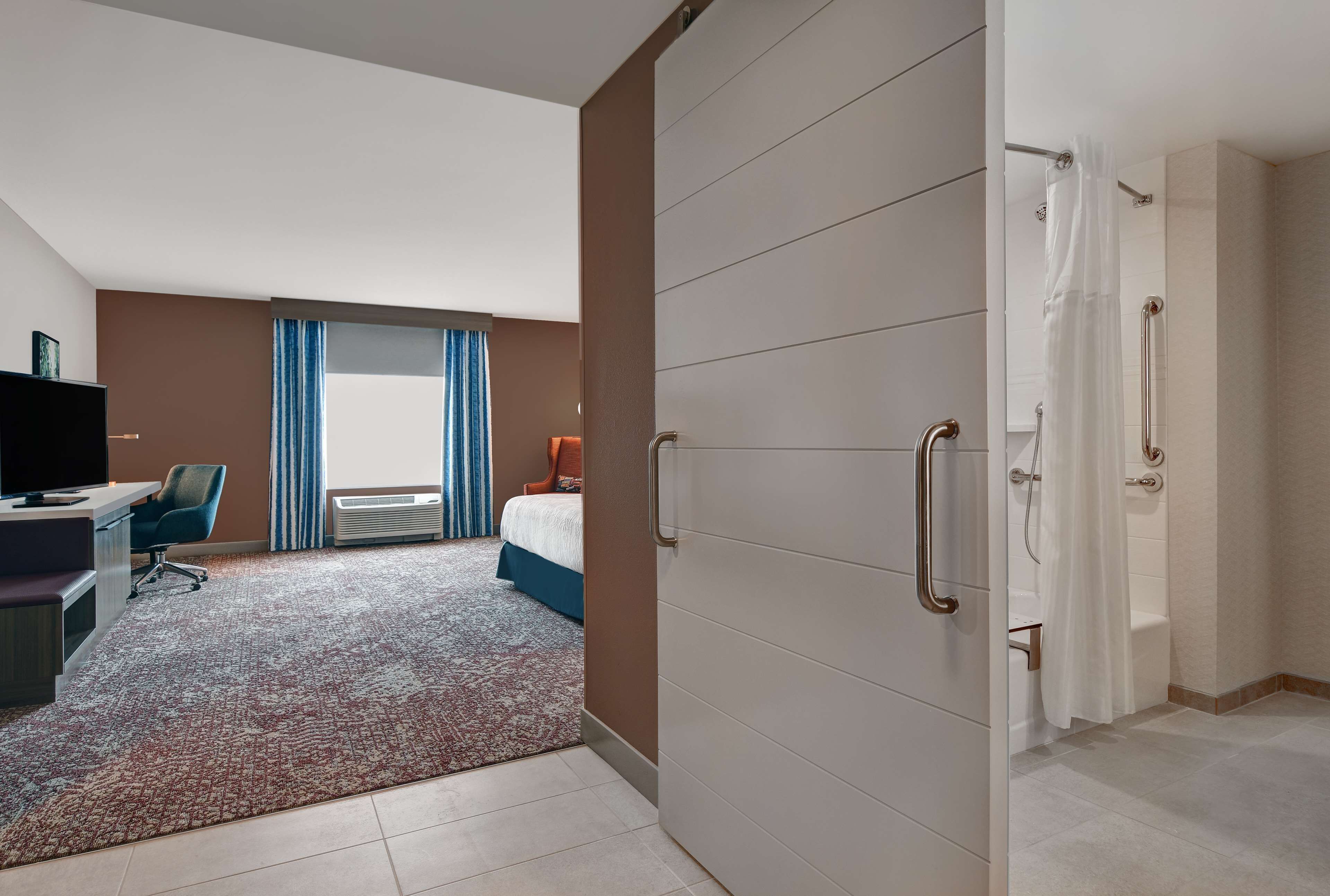 room, 1 king bed, accessible, bathtub | 1 bedroom, blackout curtains, soundproofing, iron/ironing board