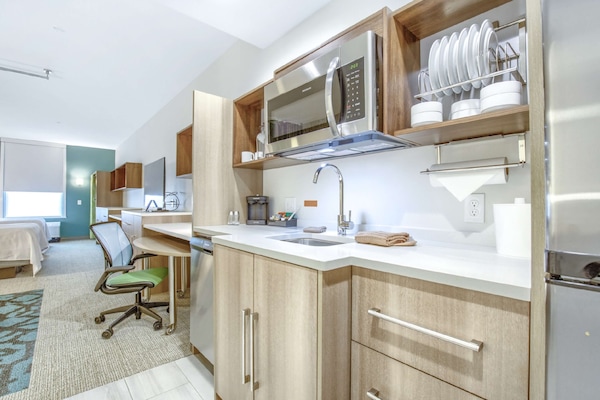 1 soveværelse, skrivebord, arbejdsområde til bærbare computere