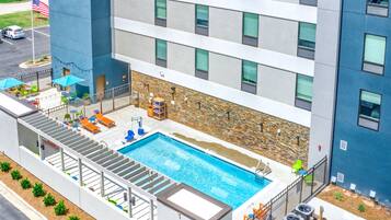 Een seizoensgebonden buitenzwembad