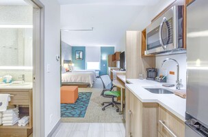 Escritorio, espacio para trabajar con laptop y wifi gratis 