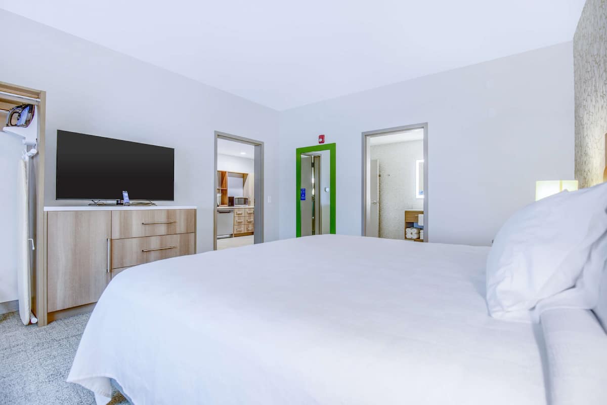 desk, laptop workspace, free wifi, bed sheets