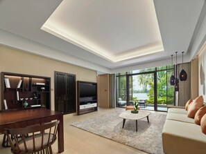 Suite Premier, 1 cama King size, vista al lago, en el área del patio | Edredón, minibar y caja de seguridad en la habitación 