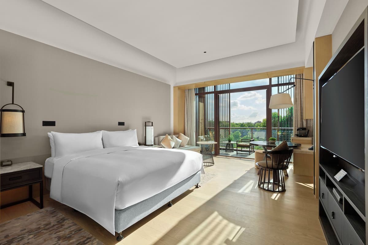 Executive Room, 1 King Bed, Garden View | Down comforters, minibar, in-room safe, individually decorated