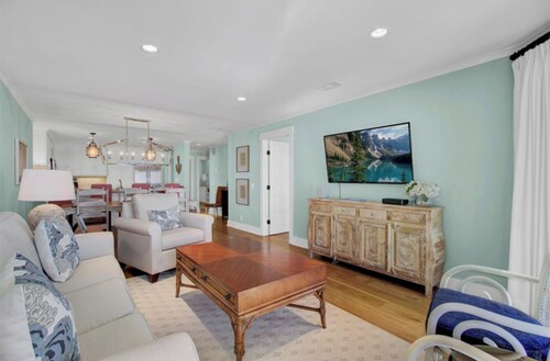 415 Seascape by AvantStay | Beachfront Condo w/ Communal Pool Access