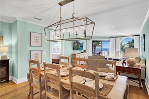 Dining - 415 Seascape by AvantStay | Beachfront Condo w/ Communal Pool Access (Isle of Palms)