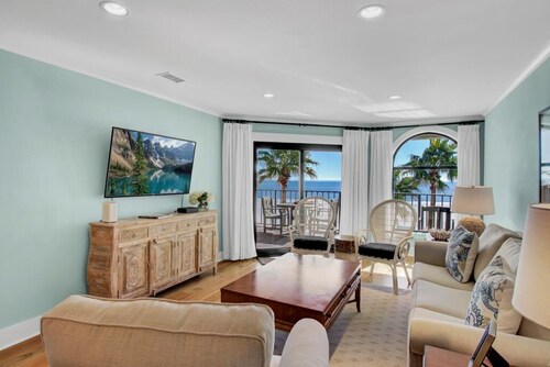 415 Seascape by AvantStay | Beachfront Condo w/ Communal Pool Access