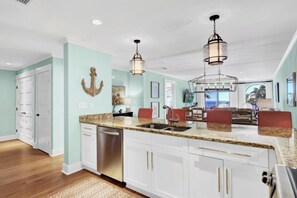 Fridge, microwave, oven, stovetop - 415 Seascape by AvantStay | Beachfront Condo w/ Communal Pool Access (Isle of Palms)