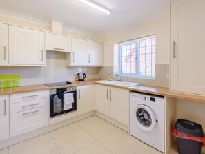 Oven, highchair, freezer - Dawson Park 6 - UK12665 (Mablethorpe)