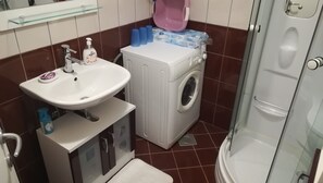 Combined shower/bathtub, hair dryer, towels, soap