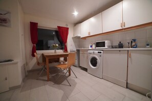 Réfrigérateur dans l'espace commun, micro-ondes dans l'espace commun