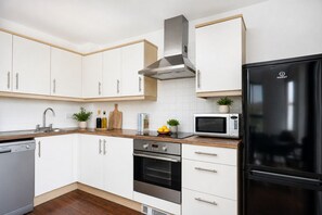 Fridge, microwave, oven, stovetop - 2 Bedroom 2 Bathroom Apartment in City Centre (Milton Keynes)