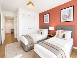 2 bedrooms, desk, iron/ironing board, travel cot - 2 Bedroom 2 Bathroom Apartment in City Centre (Milton Keynes)