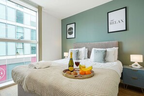 2 habitaciones, escritorio y tabla de planchar con plancha