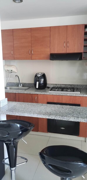 Refrigerador, microondas, horno y utensilios de cocina 