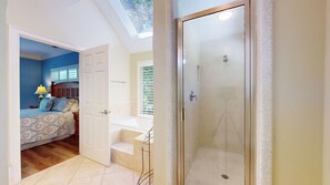 4 Schlafzimmer, Bügeleisen/Bügelbrett, Internetzugang, Bettwäsche